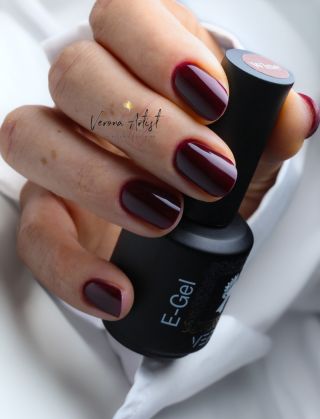 ✨ Po delší pauze bylo naprosto báječné se znovu ponořit do tvoření – a rovnou s tímhle dokonalým vínovým odstínem E-Gel...