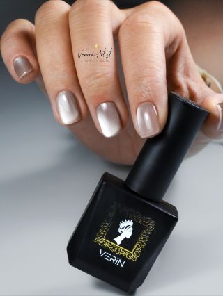 Jemná, elegantní a nadčasová manikúra s Gellakem Cat Eye 01 🤍 Decentní magnetický efekt, čistý tón a hladký povrch, který...