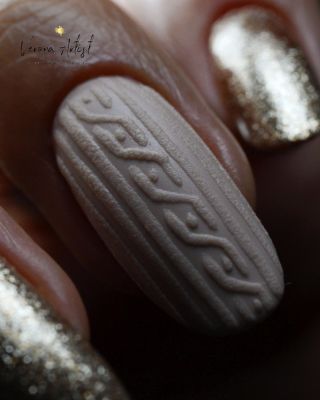 ✨ Svetrový efekt v luxusním detailu. Tento design vznikl kombinací GelLaku N04, trendy odstínu a jemného ombré pudru z...