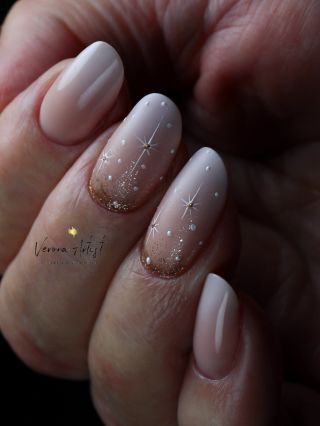 Tento design je ukázkou toho, jak precizní technika a správné produkty dokážou povznést i jemnou manikúru na luxusní...