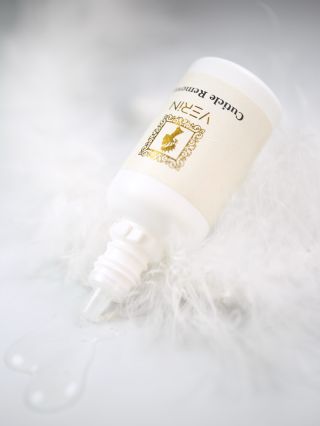 ✨ Cuticle Remover Verin Jemný, ale přitom maximálně účinný pomocník pro perfektní přípravu nehtu. Je navržen tak, aby...