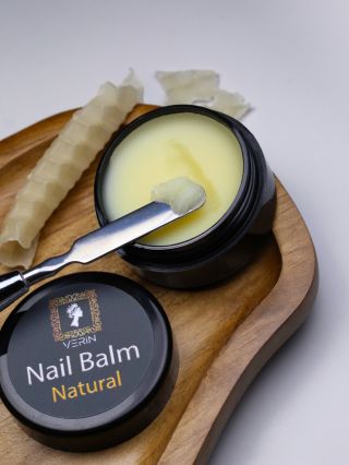 Nailbalm je 100% přírodní produkt. Základem tohoto balzámu je včelí vosk. Včelí vosk udržuje vlhkost v nehtech a pokožce,...