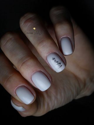 Jemné ticho Vánoc a chvíle, kdy všechno zpomalí 🤍✨ Přesně taková je i tahle manikúra. Čistá, klidná a nadčasová. Builder...