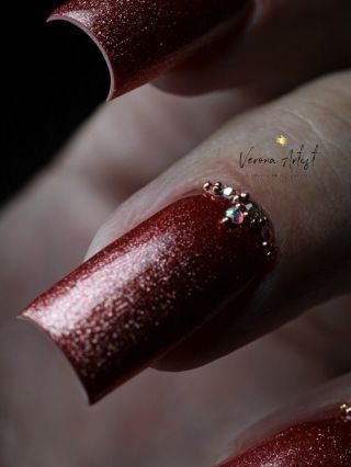 ✨ Gellak Elegance 06 – jednoduchý, ale maximálně působivý. Jemný třpyt, silný pigment a precizní detail z kamínků...