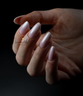 Jemný babyboomer v růžovém tónu, čistý tvar a hladký přechod. To, co ale dělá celý look výjimečný, je Top Pearl – dodá...